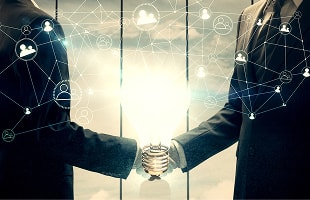 握手をするビジネスマンの写真