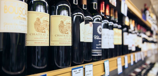 陳列棚に並んだたくさんのワイン