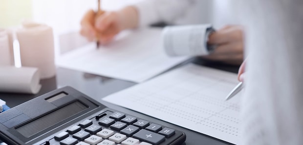 帳簿をつける様子