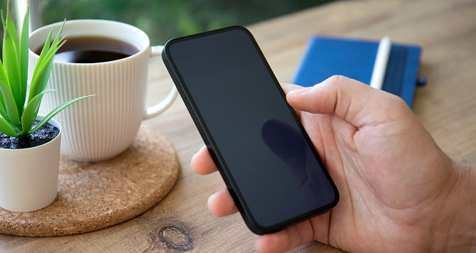 スマートフォンを操作する手元の様子