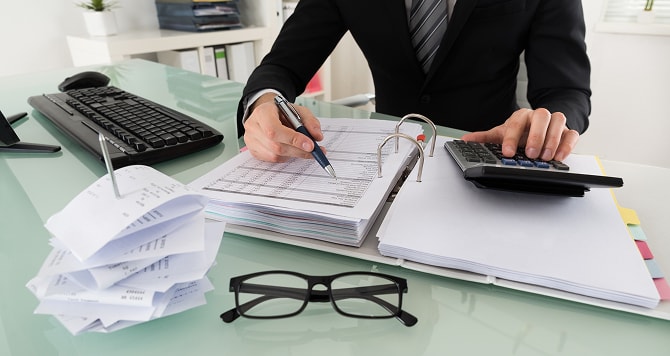 帳簿をチェックする様子