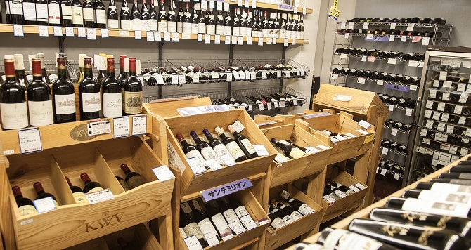 ラックや木箱に置かれた、たくさんのワイン