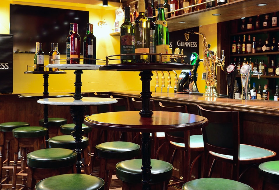 外国のパブを再現した異国情緒あふれる店内