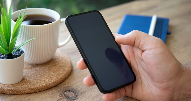 スマートフォンを操作する手元の様子